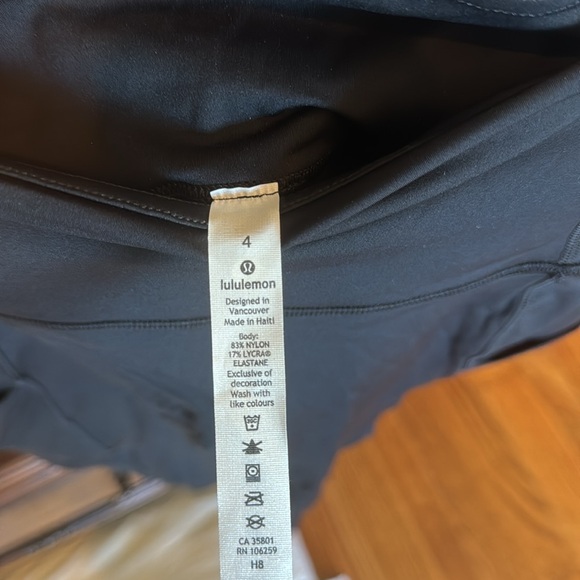 Lululemon black leggings. EUC. Size 4. Full length. Side and waist pockets. - Picture 3 of 5